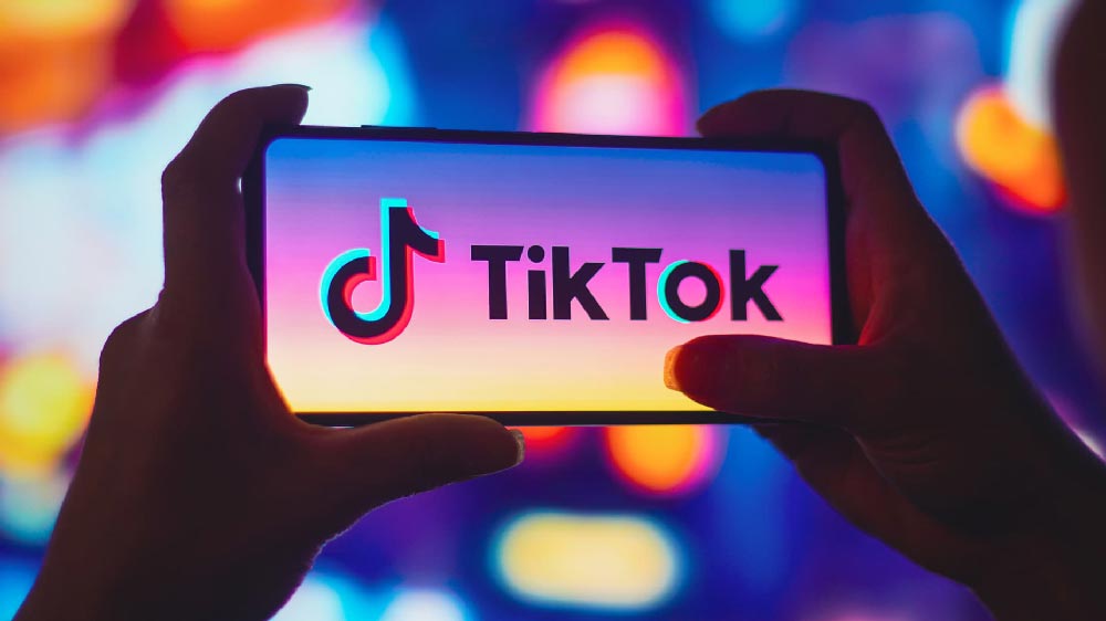 TikTok in Japan, popular social media platform driving trends with younger audiences, featuring top Japanese influencers.